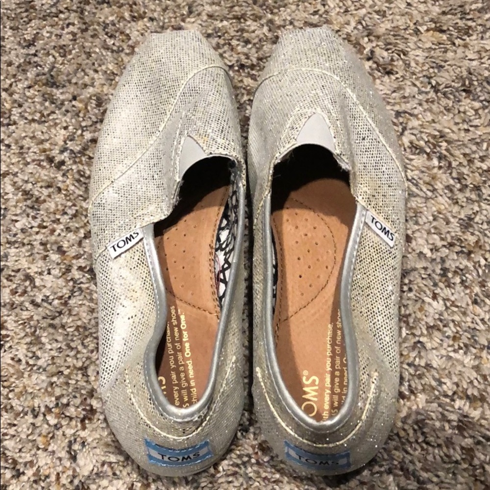 Women’s silver metallic Toms size 8